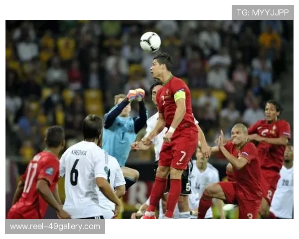 足球球星头球精彩瞬间集锦展示超强空中对抗能力与精准进攻技巧